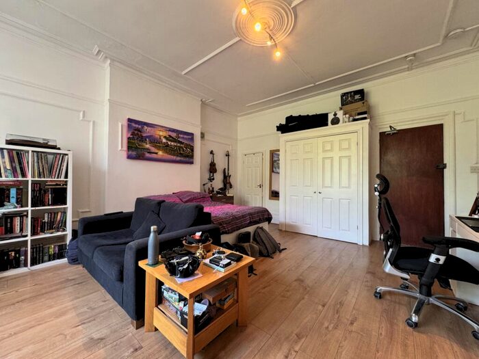 Flat To Rent In Manstone Road, Kilburn, NW2