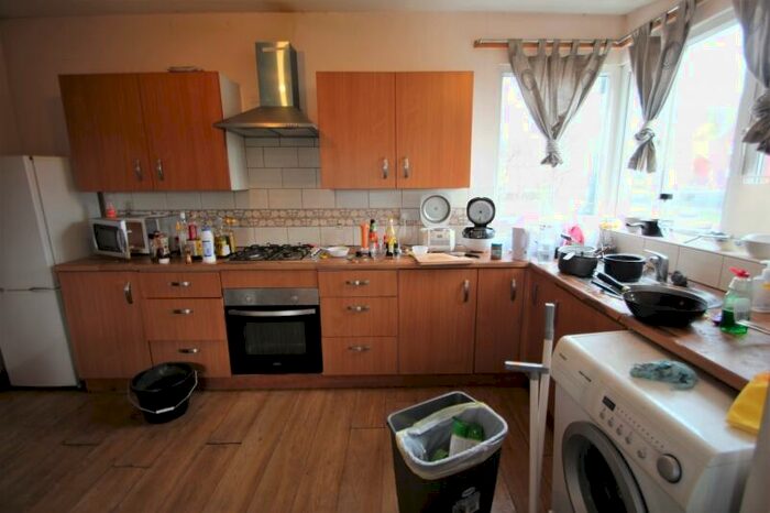 3 Bedroom Flat To Rent In Burley Road, Burley, Leeds, LS3