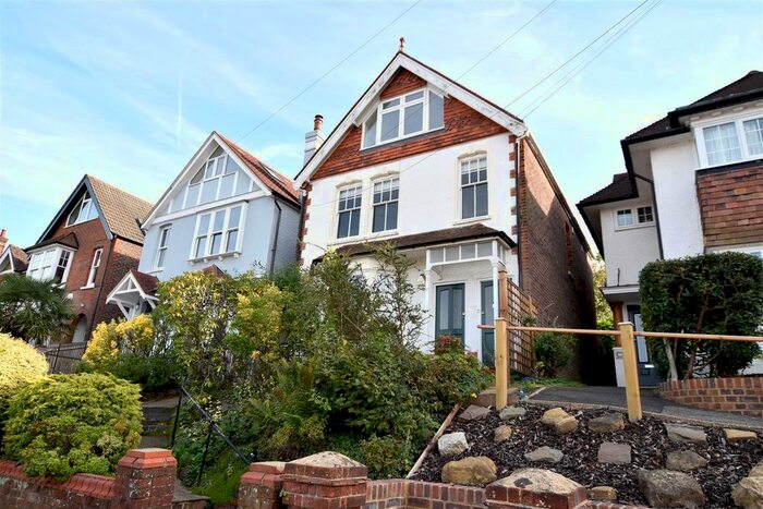 2 Bedroom Flat To Rent In Chart Lane, Reigate, RH2