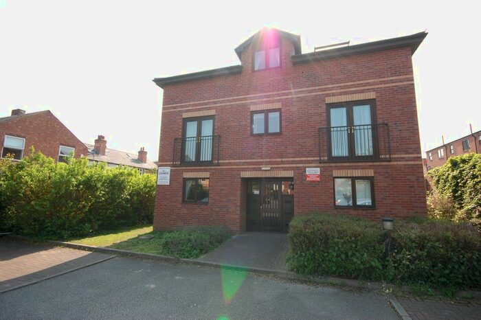 2 Bedroom Flat To Rent In Mohin Court, Gordon Square, West Bridgford, Nottingham, NG2