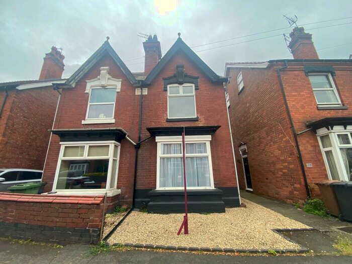 3 Bedroom Semi-Detached House To Rent In Hurcott Road, Kidderminster, DY10