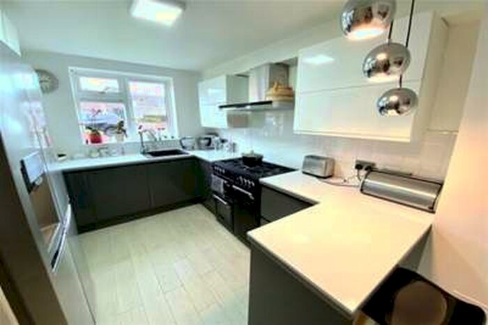 2 Bedroom Flat To Rent In Rowan Close, Guildford, GU1