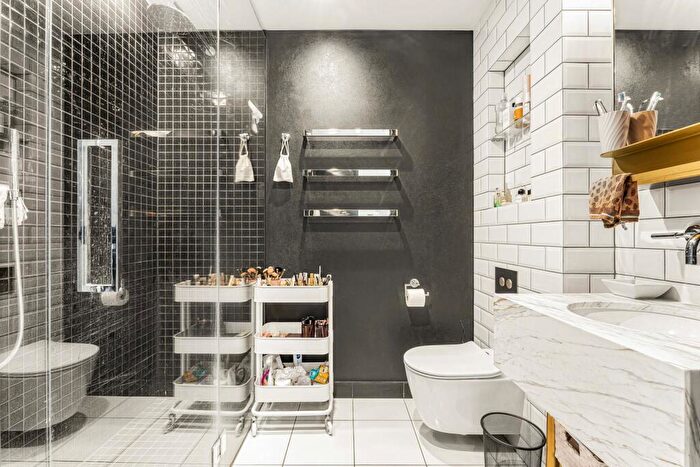 2 Bedroom Apartment To Rent In Sun Street, London, EC2A