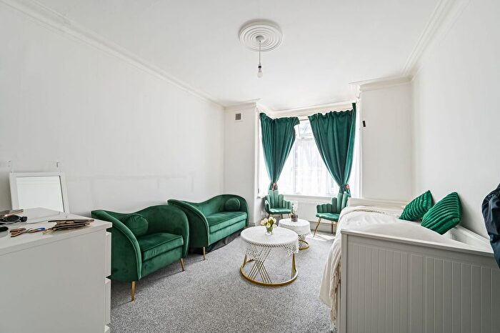 1 Bedroom Flat To Rent In Dersingham Avenue, Manor Park, London, E12