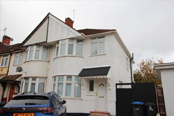 2 Bedroom Flat To Rent In Curzon Avenue, Enfield, Middlesex, EN3
