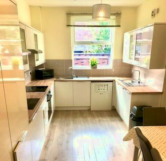 7 Bedroom Terraced House To Rent In Lausanne Road, Manchester, Greater Manchester, M20