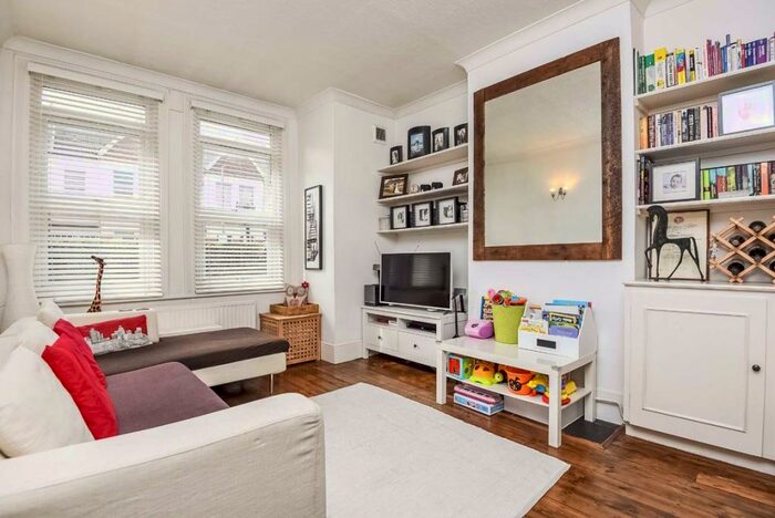 2 Bedroom Flat To Rent In Oakmead Road, Balham, SW12