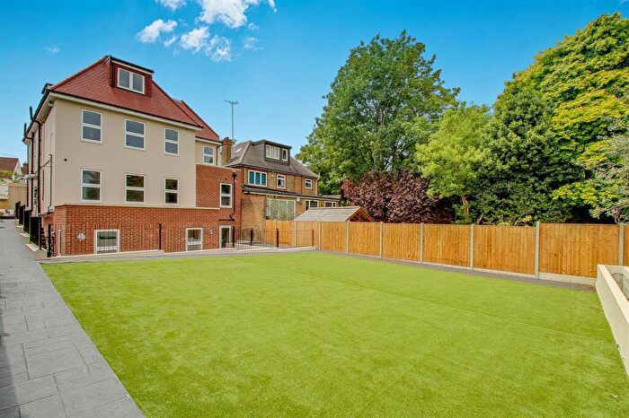 3 Bedroom Apartment For Sale In Beaconsfield Road, London, N11