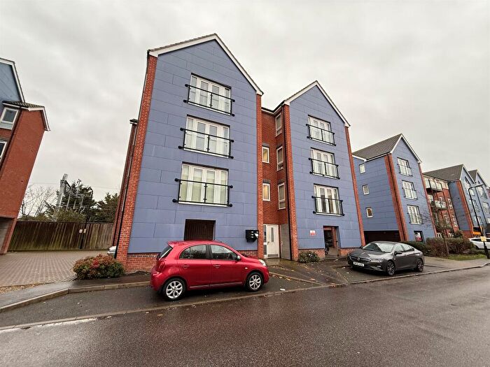 2 Bedroom Flat For Sale In Chadwick Road, Slough, SL3