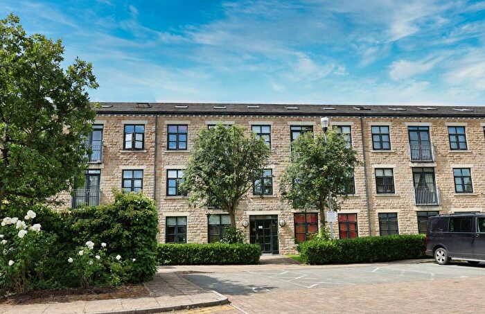 2 Bedroom Flat To Rent In Meadow Road, Apperley Bridge, Bradford, West Yorkshire, Uk, BD10