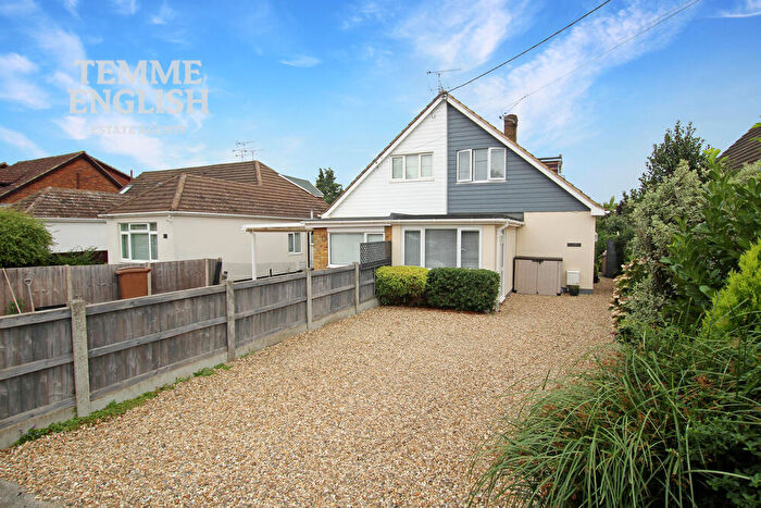 3 Bedroom Semi-Detached House For Sale In Waverley Crescent, Wickford, Essex, SS11