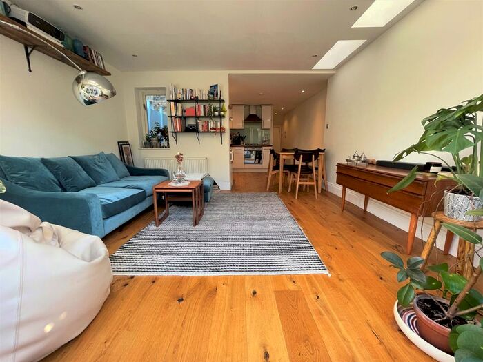 2 Bedroom Flat To Rent In Rattray Road, London SW2