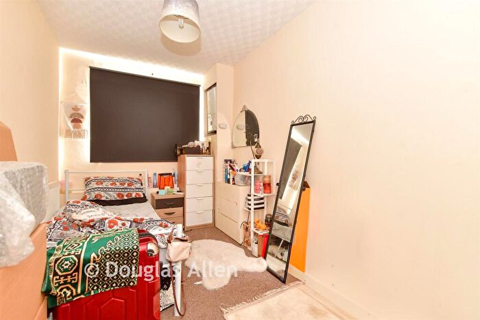 2 Bedroom Flat For Sale In Chelmer Crescent, Barking, Essex, IG11