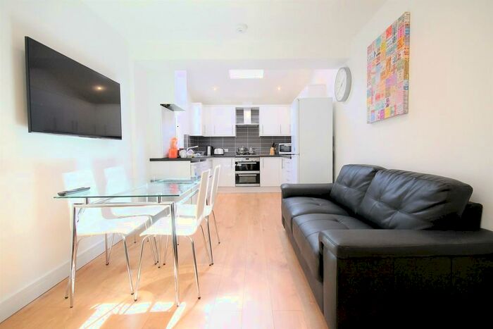 6 Bedroom Terraced House To Rent In Moseley Road, Fallowfield, M14