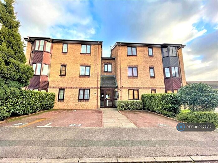 2 Bedroom Flat To Rent In Poets Chase, Aylesbury, HP21