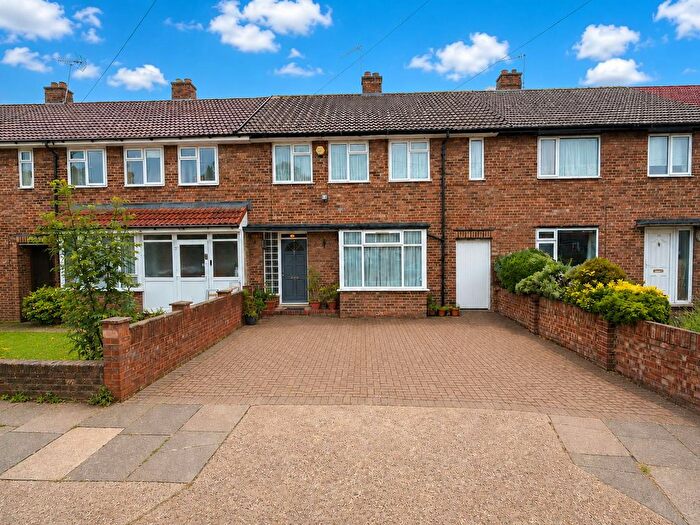 3 Bedroom Terraced House For Sale In Newlands Close, Southall, UB2