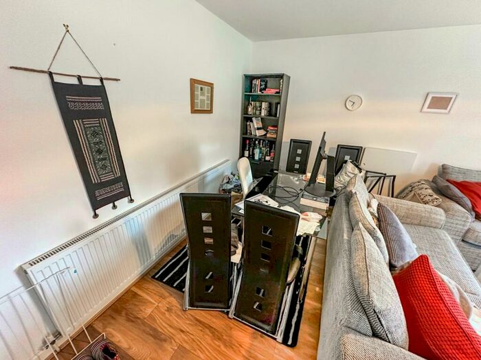 1 Bedroom Flat To Rent In Central Avenue, Manchester, Greater Manchester, M19