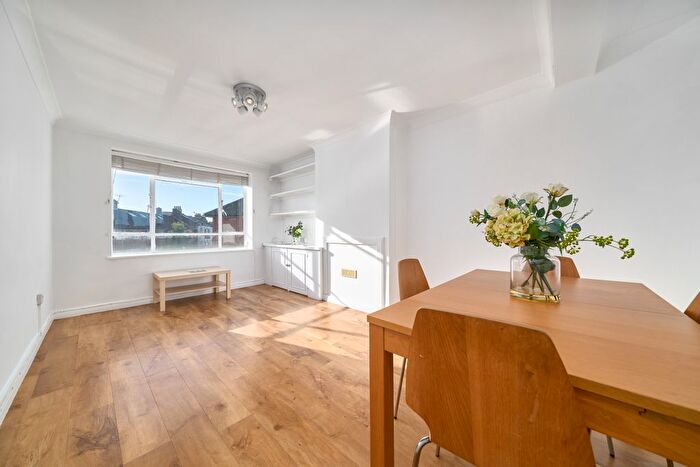 3 Bedroom Flat To Rent In Lavender Hill, Clapham Junction, SW11