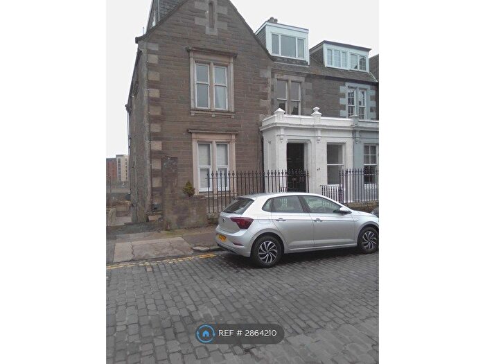3 Bedroom Flat To Rent In Roseangle, Dundee, DD1