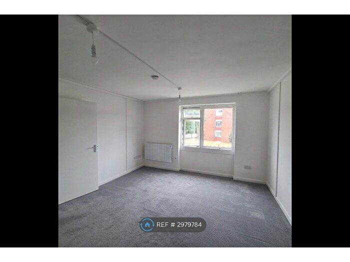 Studio To Rent In West Green Road, London, N15