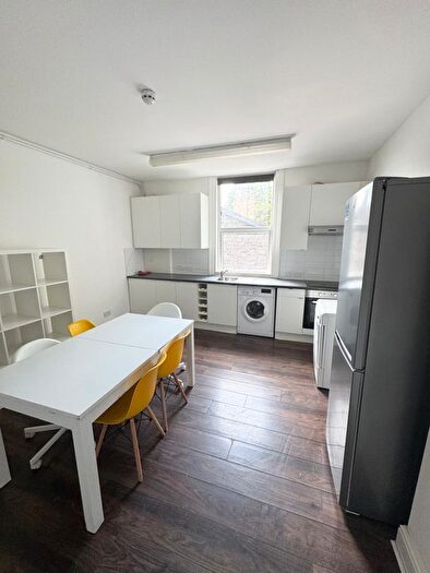2 Bedroom Flat To Rent In Top Flat, Winstanley Terrace, LS6