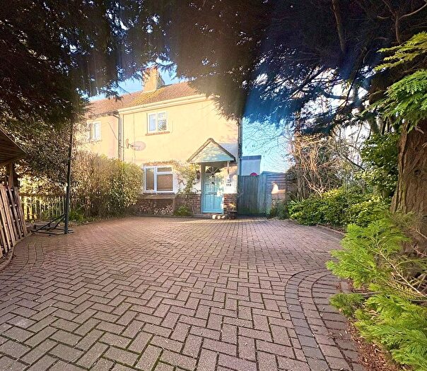 3 Bedroom Semi Detached House For Sale In Lower Weybourne Lane, Badshot Lea, Farnham, Surrey, GU9