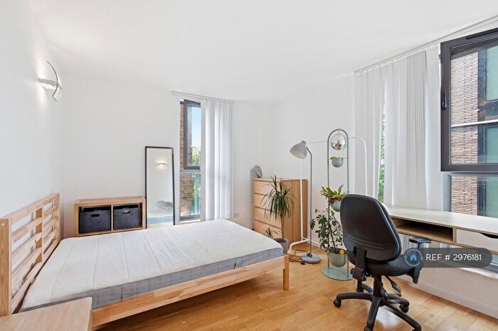 3 Bedroom Flat To Rent In Shoreditch High Street, London, E1