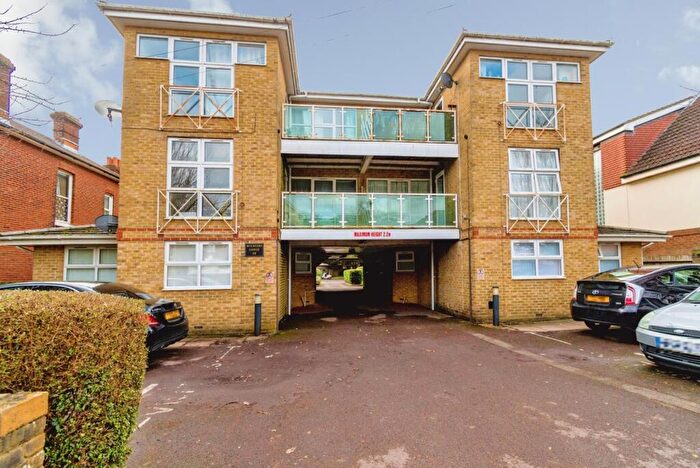 2 Bedroom Flat For Sale In Roberts Road, Southampton, Hampshire, SO15