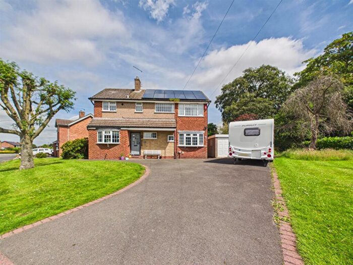 4 Bedroom Detached House For Sale In Oaklands Road, Etwall, DE65