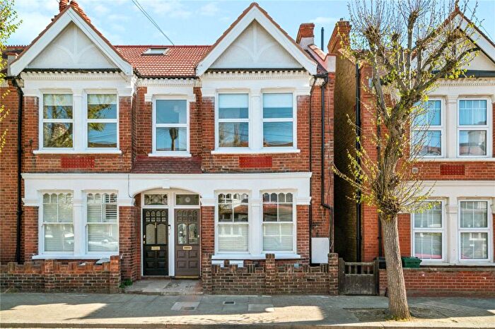 3 Bedroom Apartment To Rent In Badminton Road, London, SW12