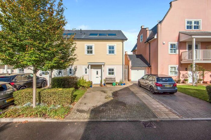 4 Bedroom House To Rent In The Hamptons, KT4