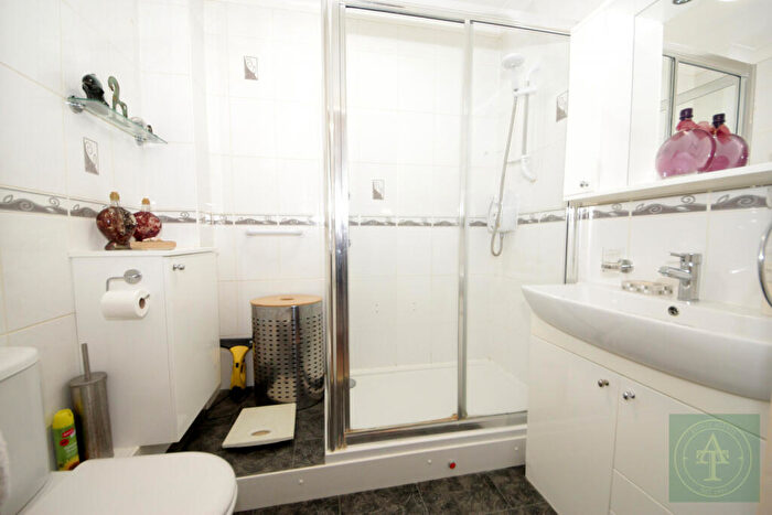 2 Bedroom Retirement Property For Sale In Woodmere Court, Avenue Road, N14