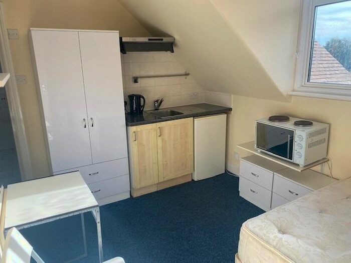 Studio To Rent In Queens Road, London, NW4