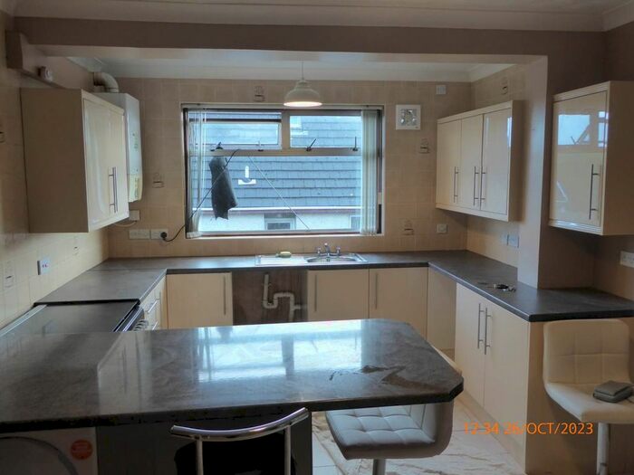 3 Bedroom Semi-Detached House To Rent In Heol Y Banc, Bancffosfelen, Llanelli, SA15