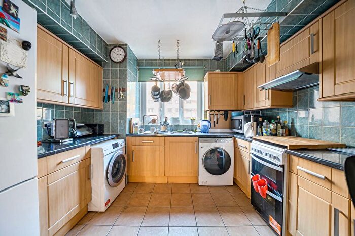 3 Bedroom Flat To Rent In Green Lanes, Stoke Newington, London, N4