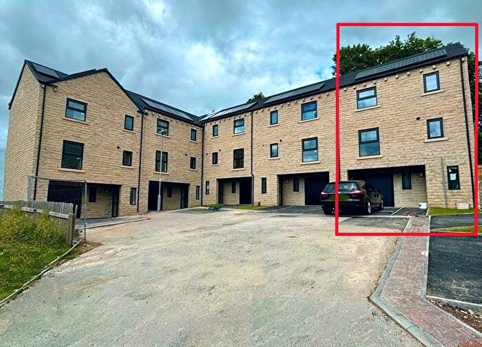 3 Bedroom Town House For Sale In Kinder Close, Thornton, Bradford, BD13