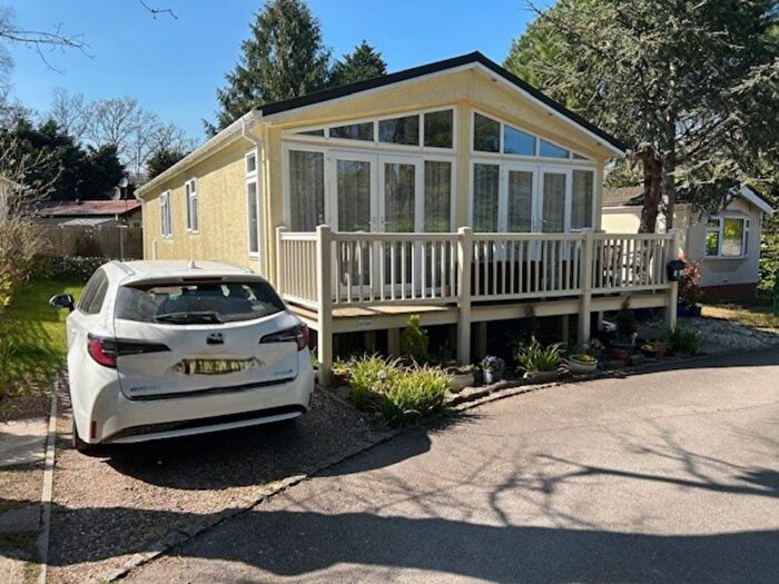 Mobile/park Home For Sale In Fangrove Park, Lyne, Chertsey, KT16