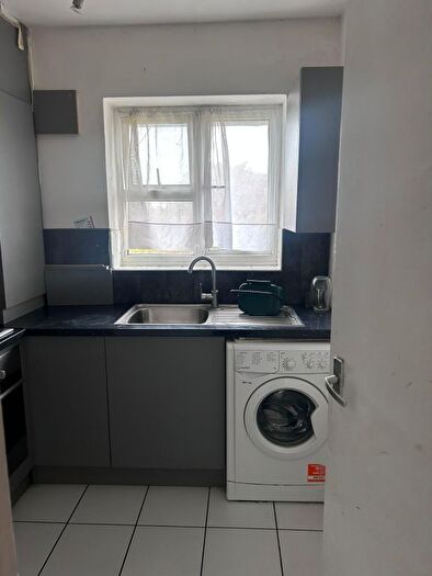 2 Bedroom Flat To Rent In Great West Road, Hounslow West, TW5