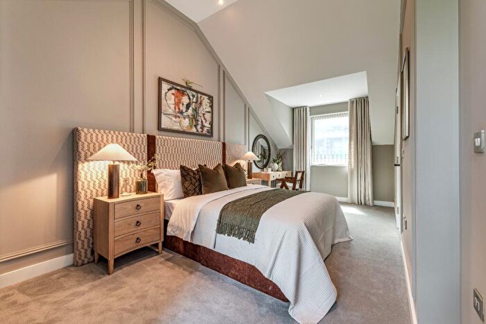 3 Bedroom Town House For Sale In North Gate Park, London, N15