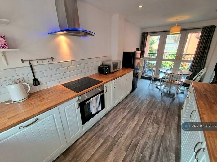 3 Bedroom Maisonette To Rent In Martlesham Walk, Manchester, M4