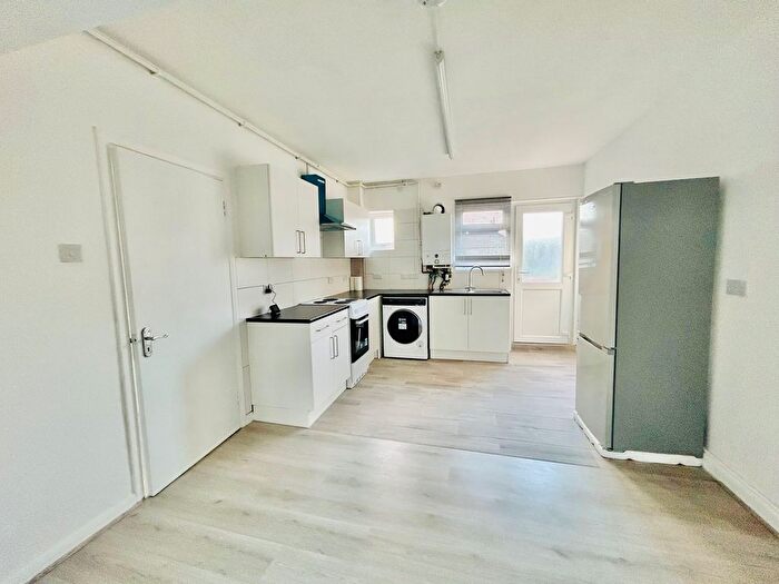 4 Bedroom Maisonette To Rent In Valley Drive The Parade, Gravesend, DA12