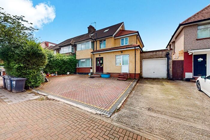 Studio To Rent In Hendon Way, London, NW2