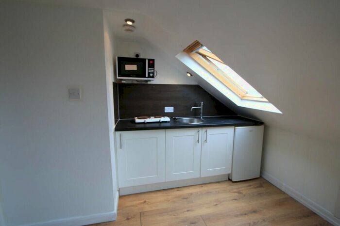 1 Bedroom Flat To Rent In Lymington Close, London, SW16