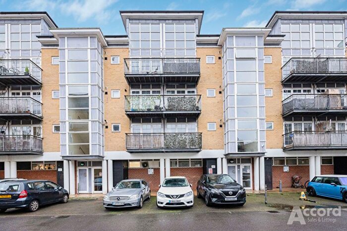 2 Bedroom Flat For Sale In Malt House Place, Romford, RM1