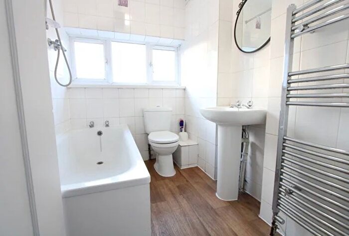 2 Bedroom Flat To Rent In Deer Park Gardens, Mitcham, CR4