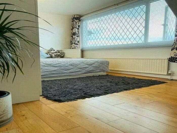 5 Bedroom Semi-Detached House To Rent In Milton Avenue, High Barnet, London, EN5