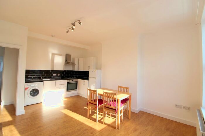 2 Bedroom Flat To Rent In London Road, London, SW16