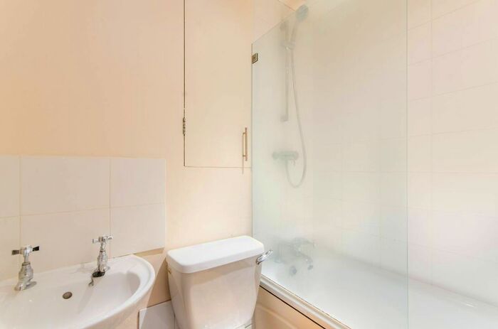 Studio To Rent In Holden Road, Woodside Park, London, N12