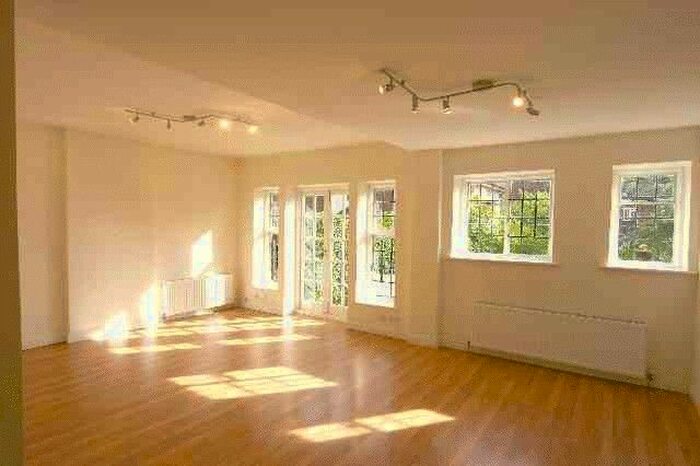 2 Bedroom Flat To Rent In Maurice Walk, Hampstead Garden Suburb, NW11