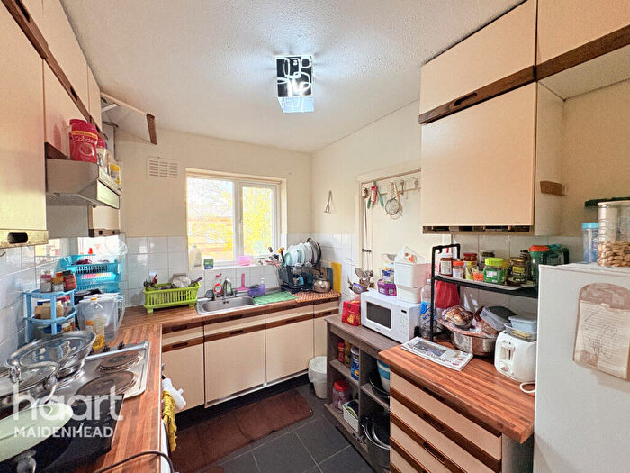 2 Bedroom Apartment For Sale In Courtlands, Maidenhead, SL6